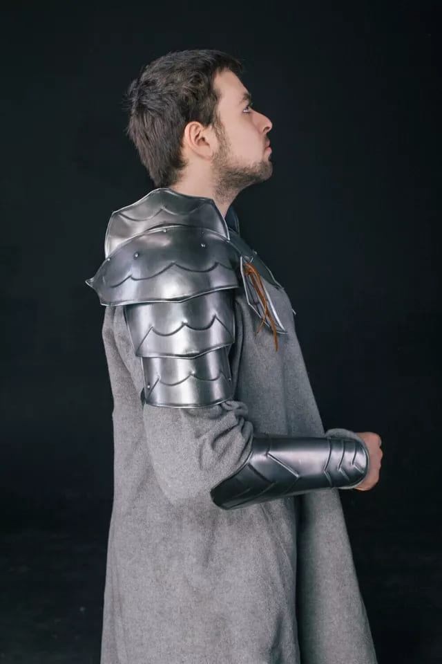 Historical Reenactment Medieval Gorget with Pauldrons for Cosplay and LARP