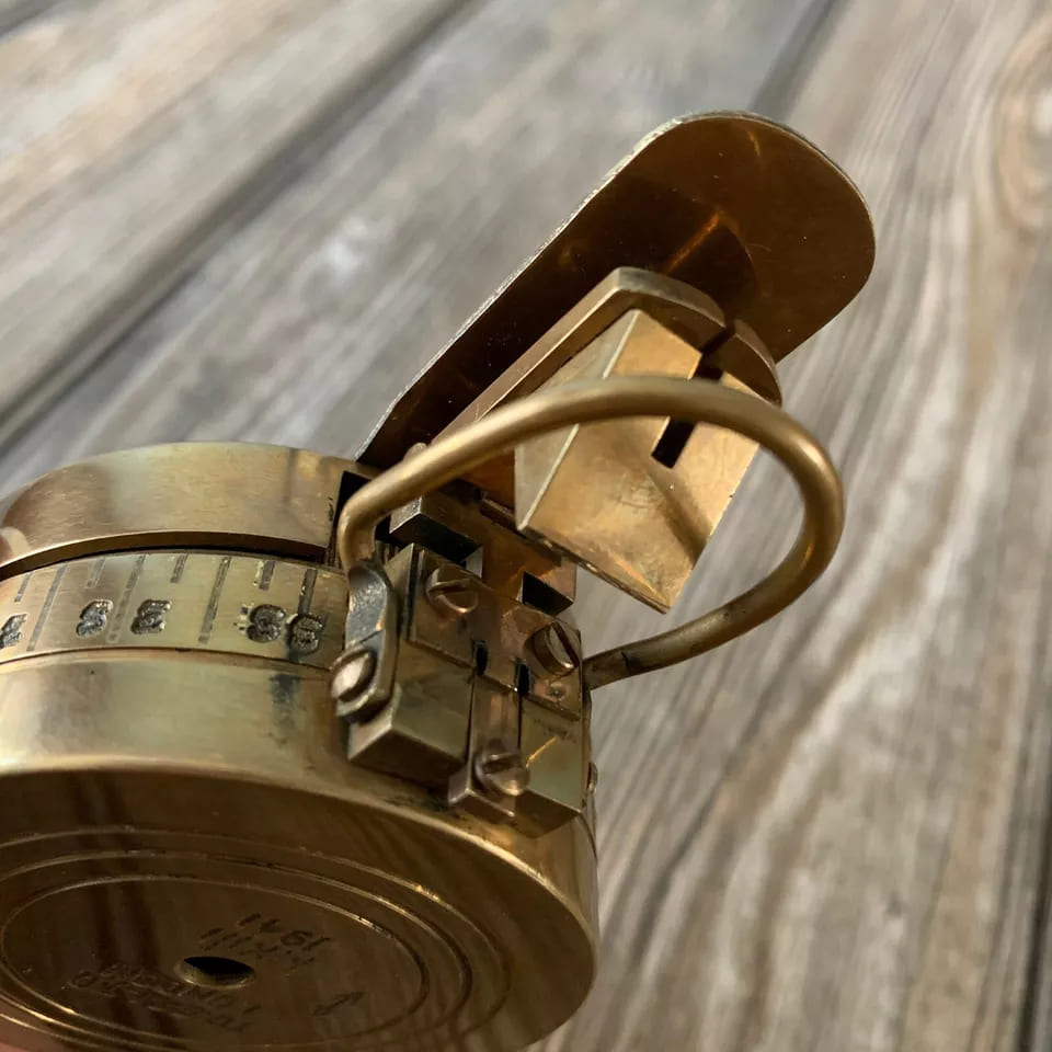 Vintage Solid Brass WWII Military Pocket Compass – Unique Gift for Collectors - Retro Handicrafts